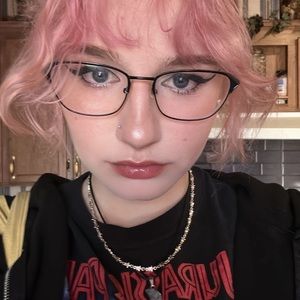 Meet your Posher, Caitlin